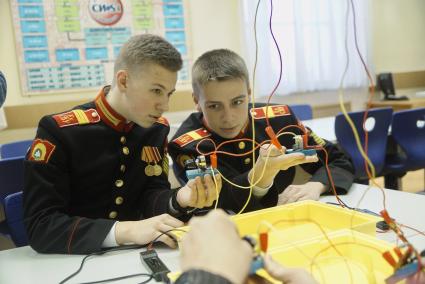 Екатеринбург. Екатеринбургское суворовское военное училище. День открытых дверей. Суворовцы во время лабораторной работы по физике