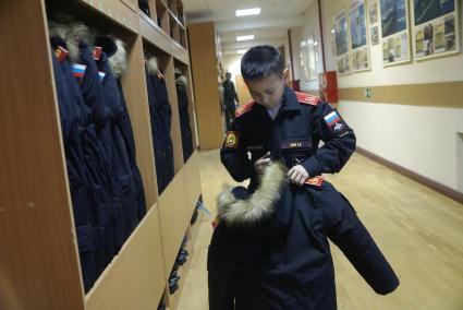 Екатеринбург. Екатеринбургское суворовское военное училище. День открытых дверей. Суворовес в шкафа с одеждой в казарме