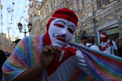 Диск299. Чемпионат мира по футболу 2018 FIFA. На снимке: футбольный болельщик из Перу на Никольской улице