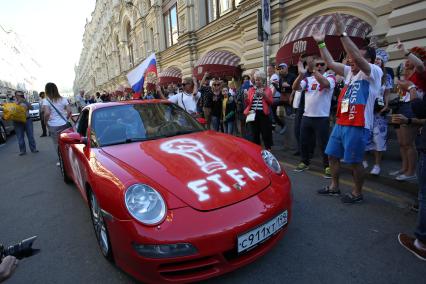 Диск299. Чемпионат мира по футболу 2018 FIFA. На снимке: футбольные болельщики и красный автомобиль надписью FIFA