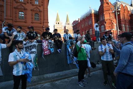 Диск299. Чемпионат мира по футболу 2018 FIFA. На снимке: футбольные болельщики на фоне Красной площади