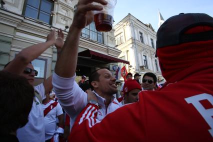 Диск299. Чемпионат мира по футболу 2018 FIFA. На снимке: футбольные болельщики Перу на Никольской улице