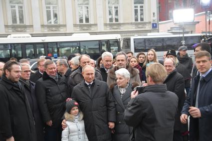 Москва. Президент Русского общественного фонда А.Солженицына, вдова писателя Наталия Солженицына и президент Рф Владимир Путин на церемонии открытия памятника писателю Александру Солженицыну.