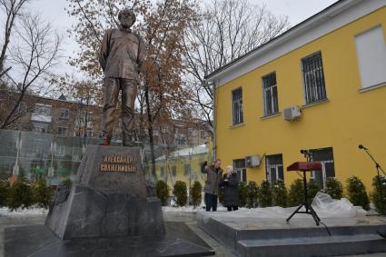 Москва. Памятник писателю Александру Солженицыну открыли на улице Александра Солженицына.