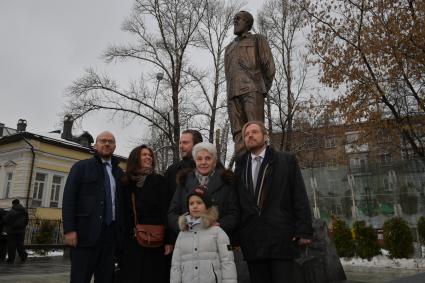 Москва. Президент Русского общественного фонда А.Солженицына, вдова писателя Наталия Солженицына с сыновьями Степаном Солженицыным (слева), Игнатом Солженицыным ( в центре), Ермолаем Солженицыным (справа) на церемонии открытия памятника писателю Александру Солженицыну.