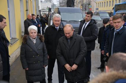 Москва. Президент Русского общественного фонда А.Солженицына, вдова писателя Наталия Солженицына, Мэр Москвы Сергей Собянин и президент РФ Владимир Путин (слева направо) на церемонии открытия памятника писателю Александру Солженицыну.
