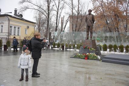 Москва. Памятник писателю Александру Солженицыну открыли на улице Александра Солженицына.