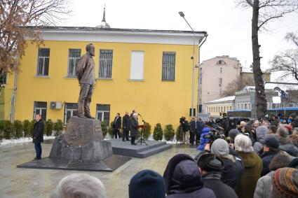 Москва. Церемония открытия памятника писателю Александру Солженицыну на улице Александра Солженицына.