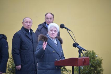 Москва. Президент РФ Владимир Путин, руководитель Федерального агентства по печати и массовым коммуникациям РФ Михаил Сеславинский, президент Русского общественного фонда А.Солженицына, вдова писателя Наталия Солженицына (слева направо) на церемонии открытия памятника писателю Александру Солженицыну.