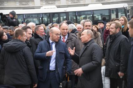 Москва. Президент РФ Владимир Путин (справа) и сын писателя Александра Солженицына Степан на церемонии открытия памятника писателю Александру Солженицыну.