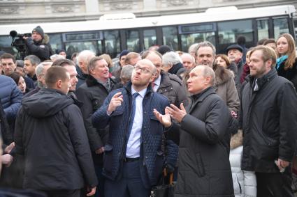 Москва. Президент РФ Владимир Путин (справа) и сын писателя Александра Солженицына Степан на церемонии открытия памятника писателю Александру Солженицыну.