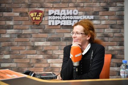 Москва. Журналист Юлия Латынина на радио `Комсомольская правда`.