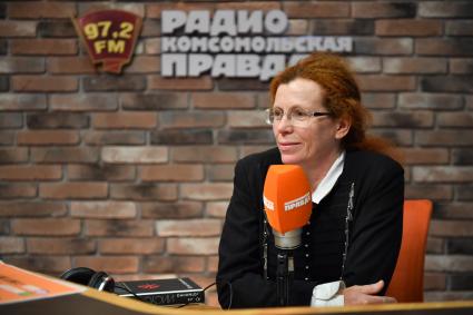 Москва. Журналист Юлия Латынина на радио `Комсомольская правда`.