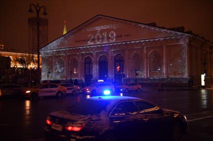 Москва.   Новогодняя подсветка на фасаде здания Центрального выставочного зала `Манеж`.