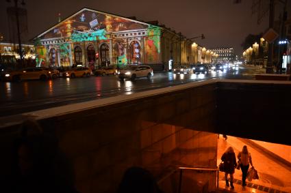 Москва.   Новогодняя подсветка на фасаде здания Центрального выставочного зала `Манеж`.