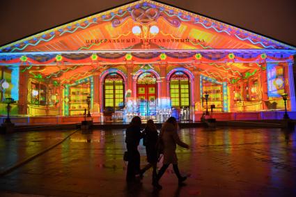 Москва.   Новогодняя подсветка на фасаде здания Центрального выставочного зала `Манеж`.