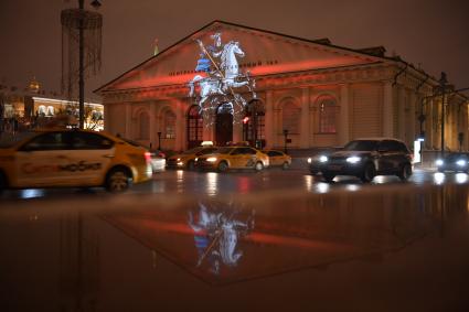 Москва.   Новогодняя подсветка на фасаде здания Центрального выставочного зала `Манеж`.