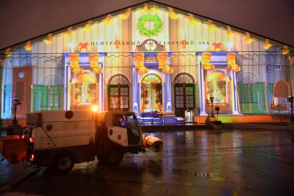 Москва.   Новогодняя подсветка на фасаде здания Центрального выставочного зала `Манеж`.