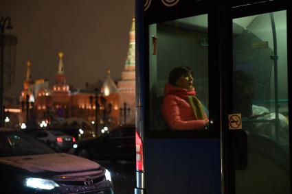 Москва.   Девушка в салоне автобуса.