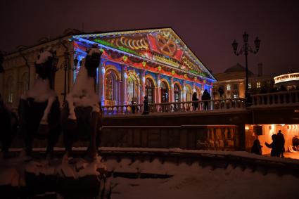 Москва.   Новогодняя подсветка на фасаде здания Центрального выставочного зала `Манеж`.