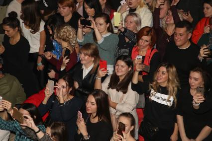 Диск300. Концертный зал ИЗВЕСТИЯ-HALL. Сольный концерт Ольги Бузовой ПОД ЗВУКИ ПОЦЕЛУЕВ. 2017. На снимке: фанаты Ольги Бузовой