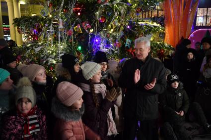 Москва.  Мэр Москвы Сергей Собянин на открытии фестиваля `Путешествие в Рождество` на площади Славы  в Кузьминках.