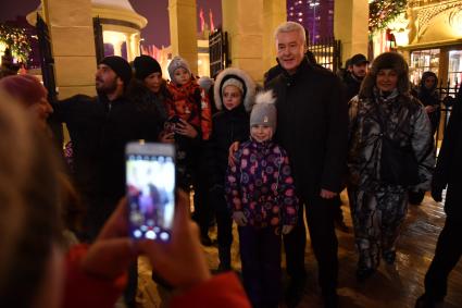 Москва. Мэр Москвы Сергей Собянин на открытии фестиваля `Путешествие в Рождество` на площади Славы в Кузьминках.