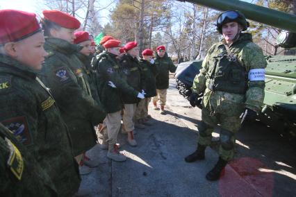 Благовещенск.  Юнармейцы во время экскурсии в Дальневосточном высшем общевойсковом командном училище имени  Маршала Советского Союза К. К. Рокоссовского (ДВОКУ).