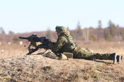 Благовещенск. Курсант ведет стрельбу из автоматического гранатомета АГС-17 во время учений в Дальневосточном высшем общевойсковом командном училище имени Маршала Советского Союза К. К. Рокоссовского (ДВОКУ).