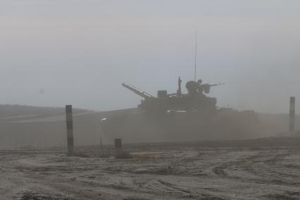 Благовещенск. Танк Т-72 во время учений в Дальневосточном высшем общевойсковом командном училище имени Маршала Советского Союза К. К. Рокоссовского (ДВОКУ).