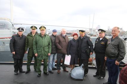 Владивосток. Председатель совета `Боевого братства` Москвы Валерий Востротин (справа), председатель солдатских матерей России Флера Салиховская  и главный редактор газеты `Московский комсомолец` Павел Гусев  (в центре) во время  `Выездной сессии` Общественного совета при Министерстве обороны РФ.