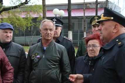 Владивосток. Председатель совета `Боевого братства` Москвы Валерий Востротин (второй слева) и председатель солдатских матерей России Флера Салиховская во время `Выездной сессии` Общественного совета при Министерстве обороны РФ.