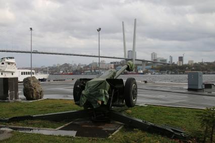 Владивосток. Вид на  пушку на Корабельной набережной и на  вантовый мост через бухту Золотой Рог.