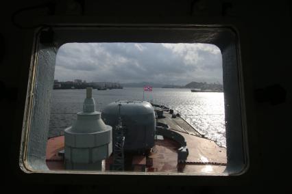 Владивосток. Корабль Тихоокеанского флота `Адмирал Трибуц` в бухте Золотой Рог.