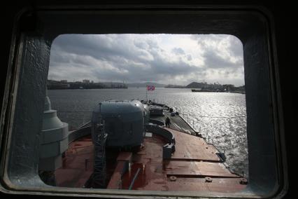 Владивосток. Корабль Тихоокеанского флота `Адмирал Трибуц` в бухте Золотой Рог.