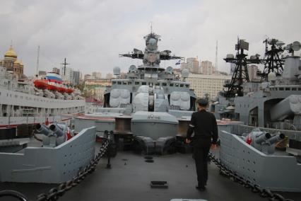 Владивосток. Корабль Тихоокеанского флота `Адмирал Трибуц` в бухте Золотой Рог.