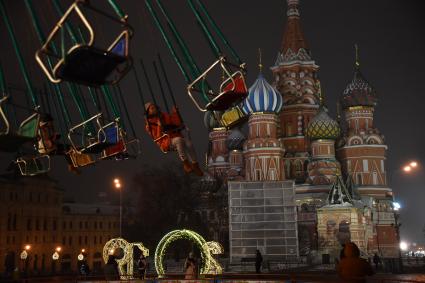 Москва.  Строительные леса у памятника Кузьме Минину и князю Дмитрию Пожарскому на Красной площади во время реставрации.