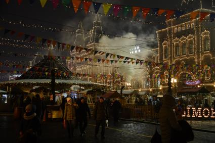 Москва. Посетители на ГУМ-ярмарке на Красной площади в преддверии Нового года.