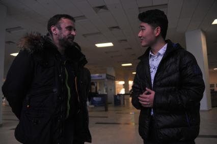 Владивосток. Корреспондент `Комсомольской правды` Владимир Ворсобин (слева) общается со студентом Дальневосточного федерального университета (ДВФУ).
