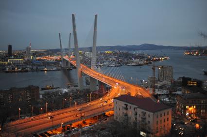Владивосток.  Вид на Вантовый мост через бухту Золотой Рог.
