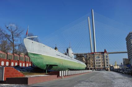 Владивосток.   Мемориальная гвардейская подводная лодка С-56 на Корабельной набережной.