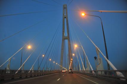 Владивосток.  Вид на Вантовый мост через бухту Золотой Рог.