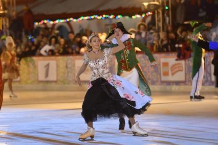 Москва. Олимпийская чемпионка по фигурному катанию Татьяна Навка  и артисты мюзикла `Аленький цветочек`  на открытии ГУМ-катка на Красной площади.