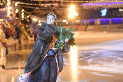 Москва. Олимпийская чемпионка по фигурному катанию Татьяна Навка    на открытии ГУМ-катка на Красной площади.