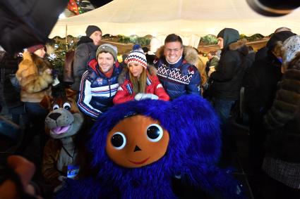 Москва.  Актер Константин Крюков (слева)  и директор по развитию компании Bosco di Ciliegi Константин Андрикопулос с супругой Ольгой Цыпкиной  на  открытии ГУМ-катка на Красной площади.