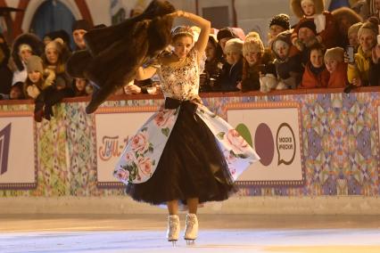 Москва. Олимпийская чемпионка по фигурному катанию Татьяна Навка     на открытии ГУМ_катка на Красной площади.