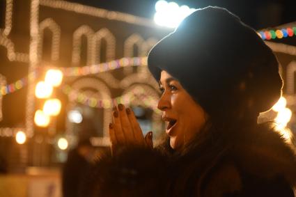 Москва.  Актриса Анастасия Заворотнюк на открытии ГУМ-катка на Красной площади.