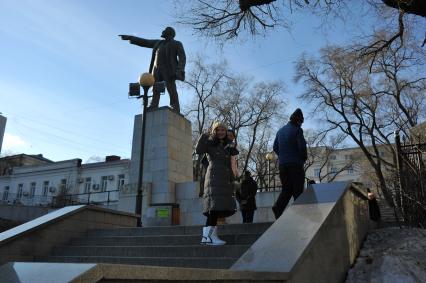 Владивосток. Памятник В.И.Ленину  на привокзальной площади.