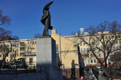 Владивосток. Памятник В.И.Ленину на привокзальной площади.