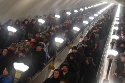 Москва.  Болельщики в метро на эскалаторе после матча группового этапа Лиги чемпионов УЕФА  между  фк ЦСКА и фк `Виктория`(Чехия).